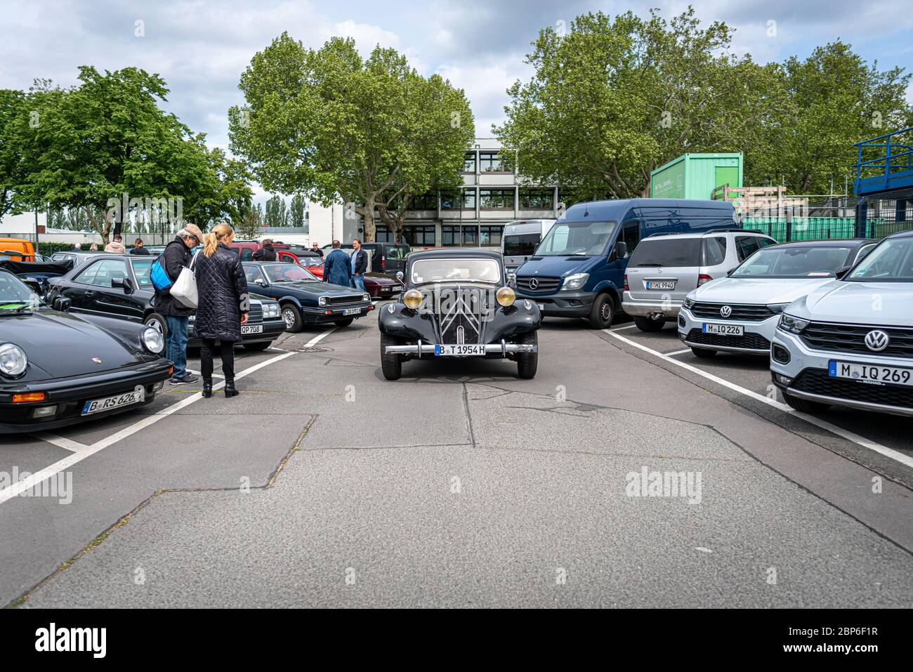 Berlino - 11 Maggio 2019: Di medie dimensioni per auto di lusso Citroen Avant trazione sul parcheggio. 32Th Berlin-Brandenburg Oldtimer giorno. Foto Stock