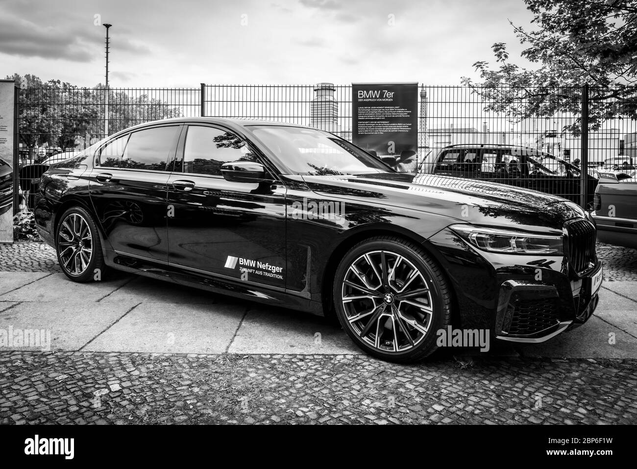 Berlino - 11 Maggio 2019: full-size AUTO DI LUSSO BMW 750i xDrive Limousine. In bianco e nero. 32Th Berlin-Brandenburg Oldtimer giorno. Foto Stock