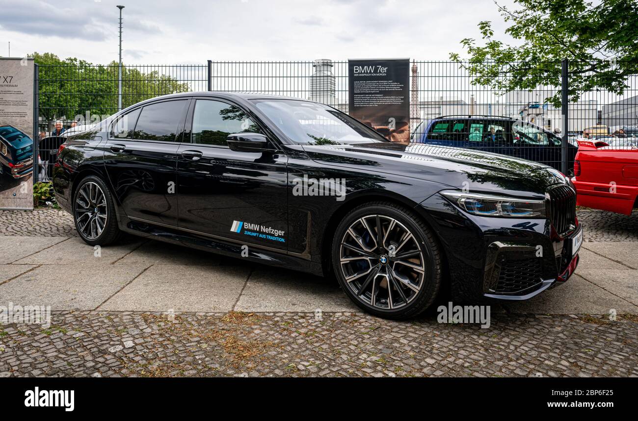 Berlino - 11 Maggio 2019: full-size AUTO DI LUSSO BMW 750i xDrive Limousine. 32Th Berlin-Brandenburg Oldtimer giorno. Foto Stock