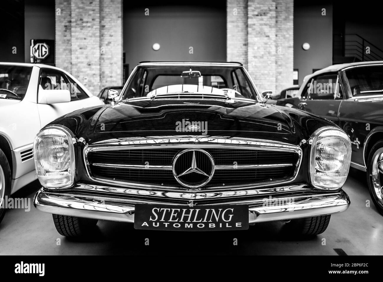 Berlino - 11 Maggio 2019: autovetture sportive Mercedes-Benz 280SL. In bianco e nero. 32Th Berlin-Brandenburg Oldtimer giorno. Foto Stock