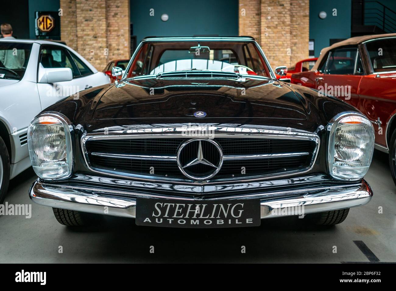 Berlino - 11 Maggio 2019: autovetture sportive Mercedes-Benz 280SL. 32Th Berlin-Brandenburg Oldtimer giorno. Foto Stock