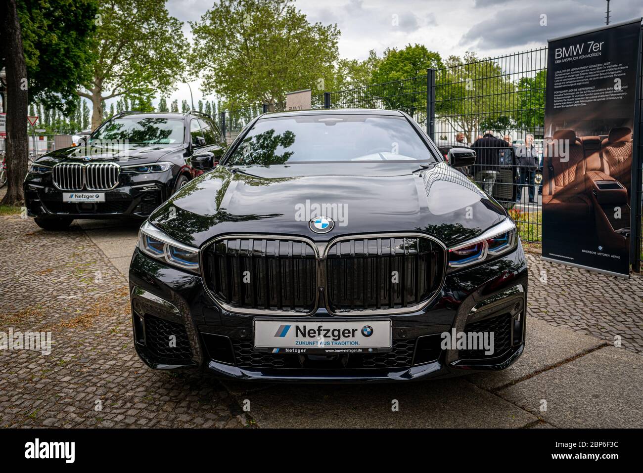 Berlino - 11 Maggio 2019: full-size AUTO DI LUSSO BMW 750i xDrive Limousine. 32Th Berlin-Brandenburg Oldtimer giorno. Foto Stock
