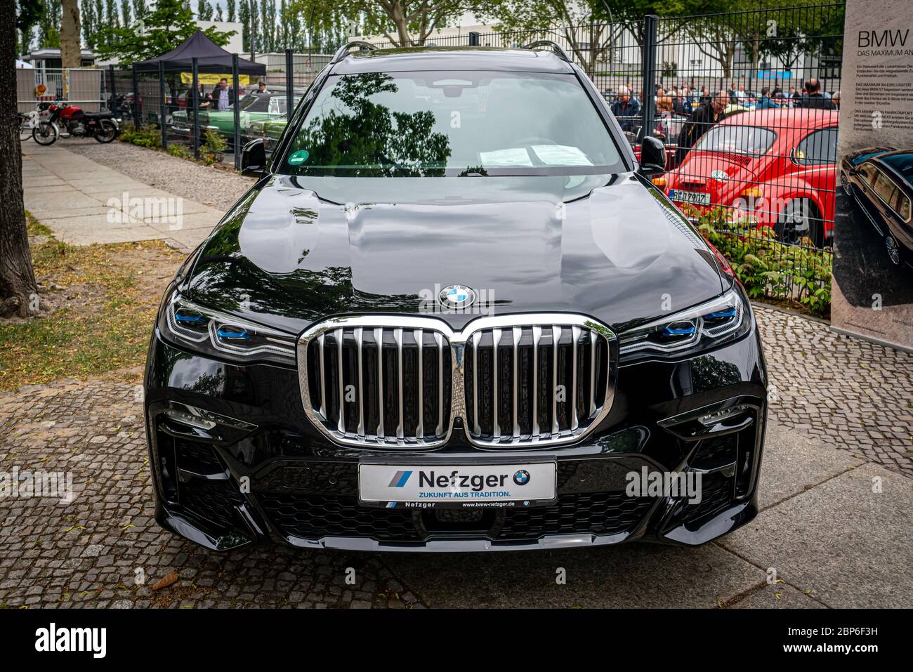 Berlino - 11 Maggio 2019: full-size SUV di lusso BMW X7 xDrive40i. 32Th Berlin-Brandenburg Oldtimer giorno. Foto Stock
