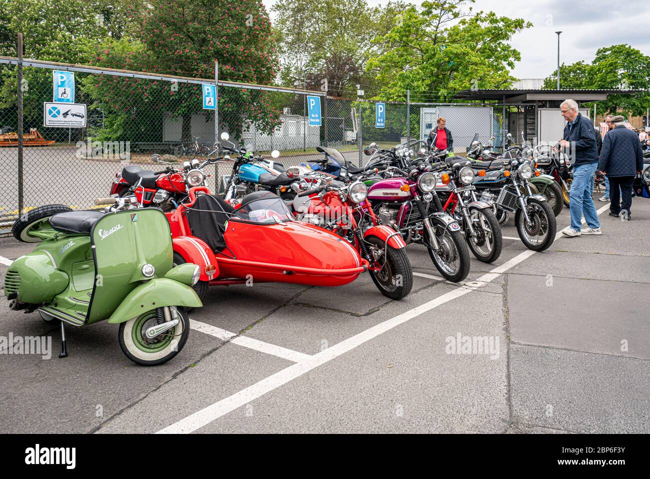 Berlino - 11 Maggio 2019: Vari vintage motociclette e scooters stand in una fila. 32Th Berlin-Brandenburg Oldtimer giorno. Foto Stock