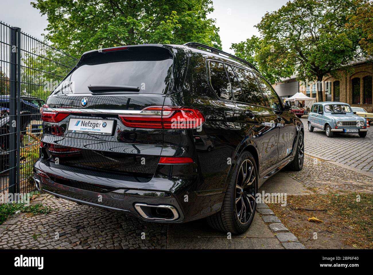 Berlino - 11 Maggio 2019: full-size SUV di lusso BMW X7 xDrive40i. Vista posteriore. 32Th Berlin-Brandenburg Oldtimer giorno. Foto Stock