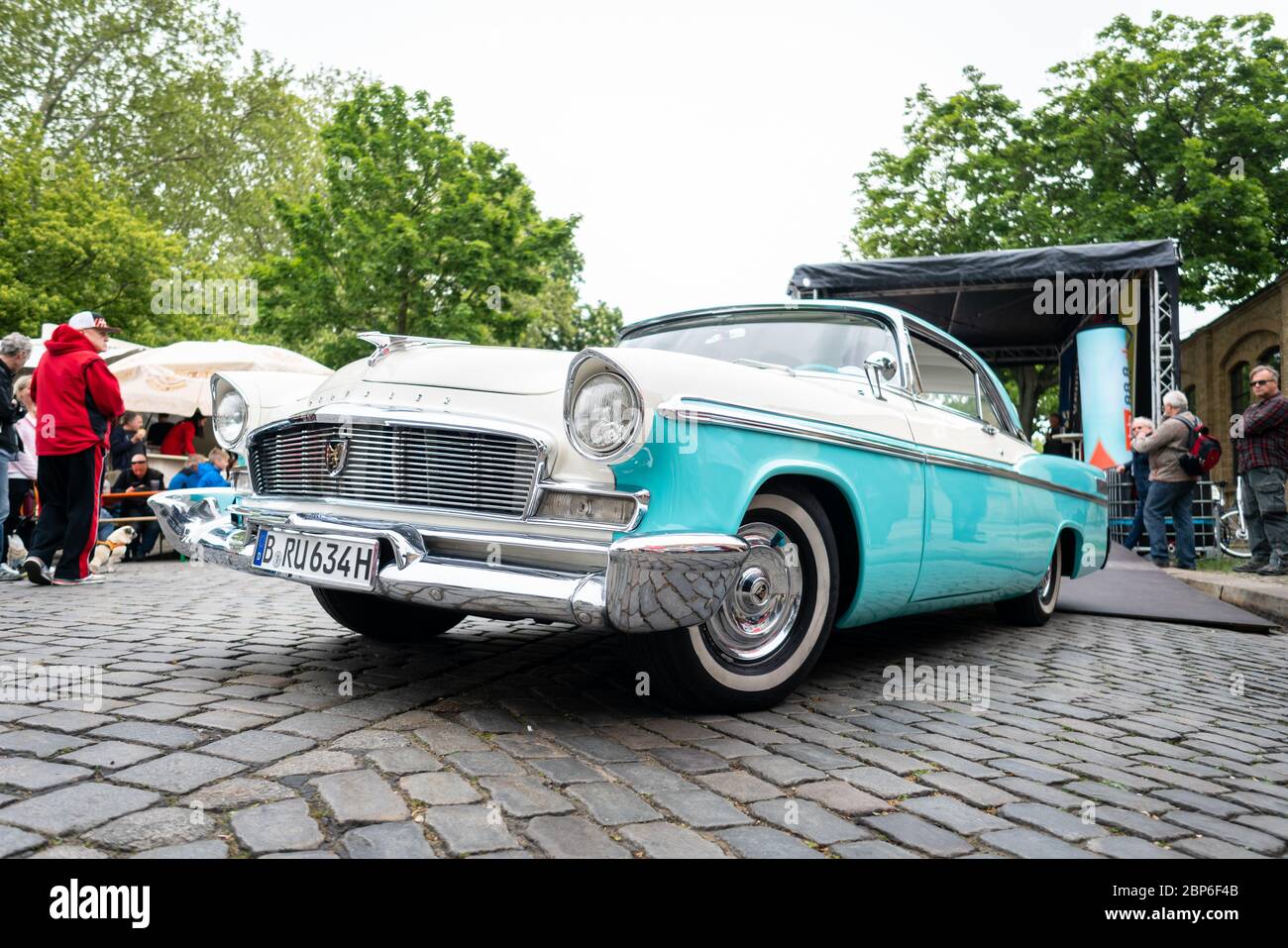 Berlino - 11 Maggio 2019: full-size auto Chrysler Windsor Newport, 1956. 32Th Berlin-Brandenburg Oldtimer giorno. Foto Stock