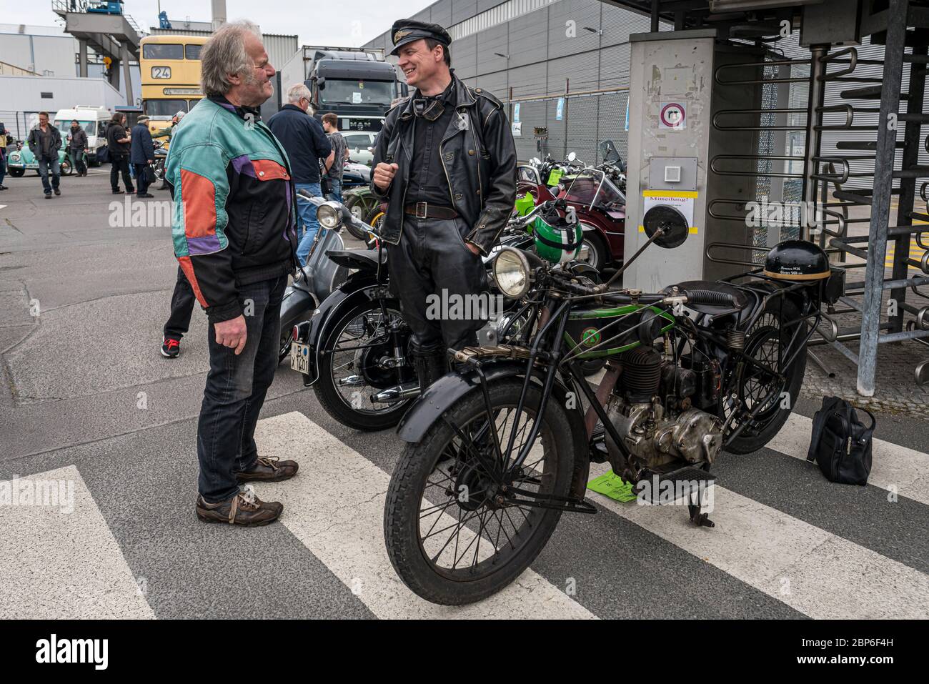 BERLINO - 11 MAGGIO 2019: Il proprietario di una moto D-Rad R-o / 4, vestito nello stile degli anni 20, parlando con un visitatore. 32° giorno dell'Oldtimer Berlino-Brandeburgo. Foto Stock
