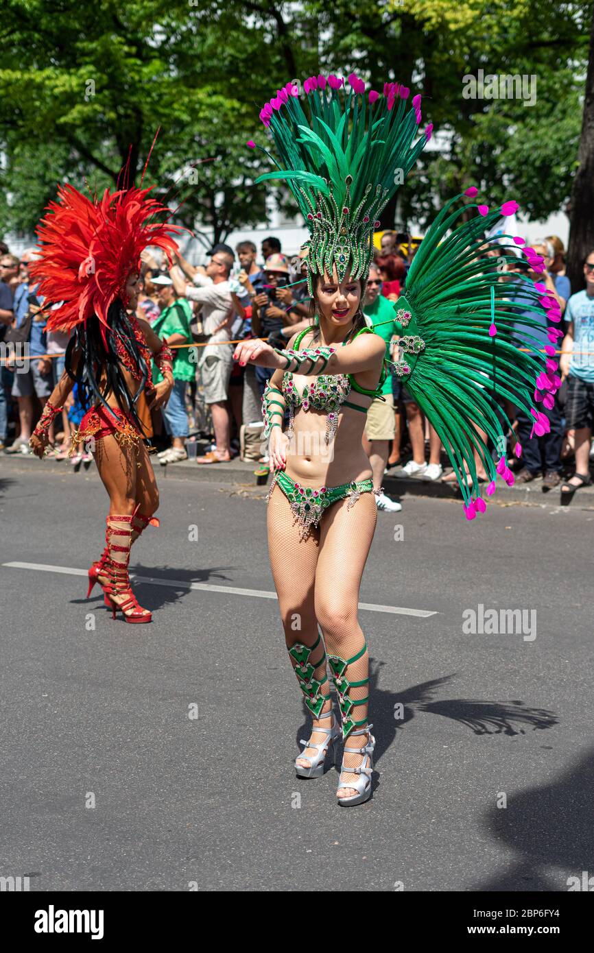 BERLINO - 09 GIUGNO 2019: Il Carnevale annuale delle culture (Karneval der Kulturen) celebrato intorno al fine settimana di Pentecoste. Partecipanti carnevale per strada. Foto Stock