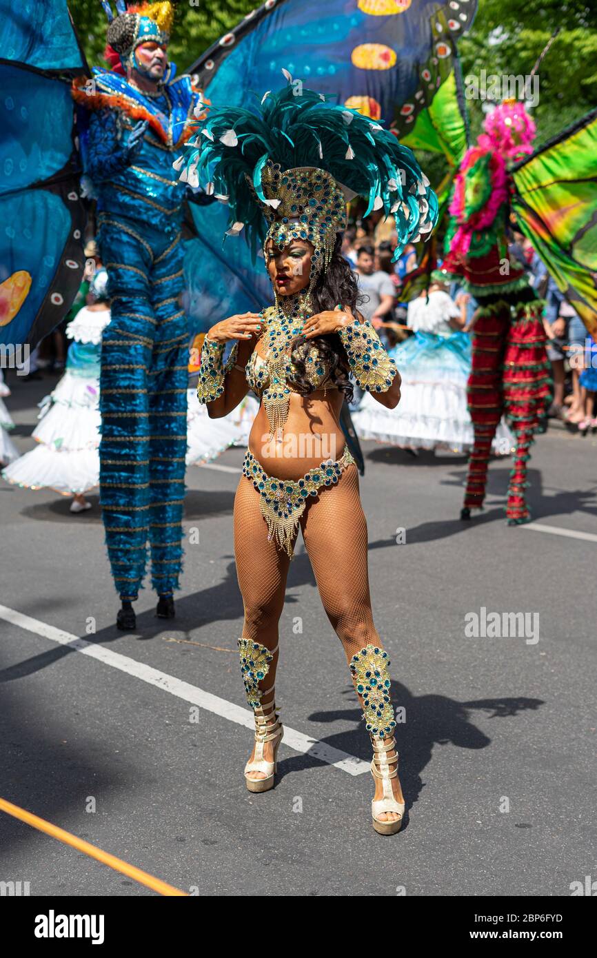 BERLINO - 09 GIUGNO 2019: Il Carnevale annuale delle culture (Karneval der Kulturen) celebrato intorno al fine settimana di Pentecoste. Partecipanti carnevale per strada. Foto Stock