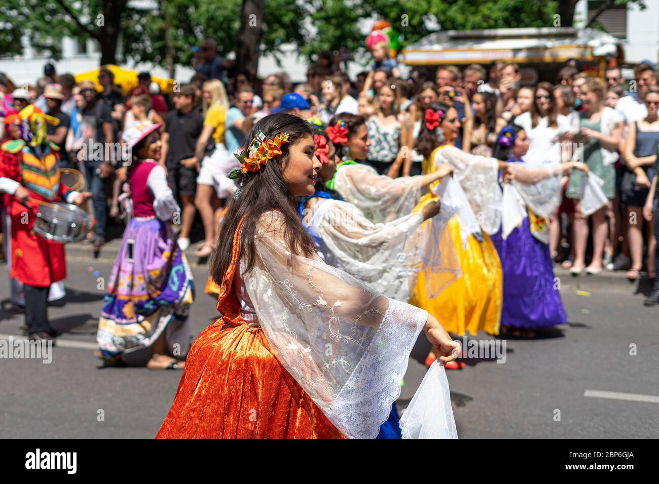 BERLINO - 09 GIUGNO 2019: Il Carnevale annuale delle culture (Karneval der Kulturen) celebrato intorno al fine settimana di Pentecoste. Partecipanti carnevale per strada. Foto Stock
