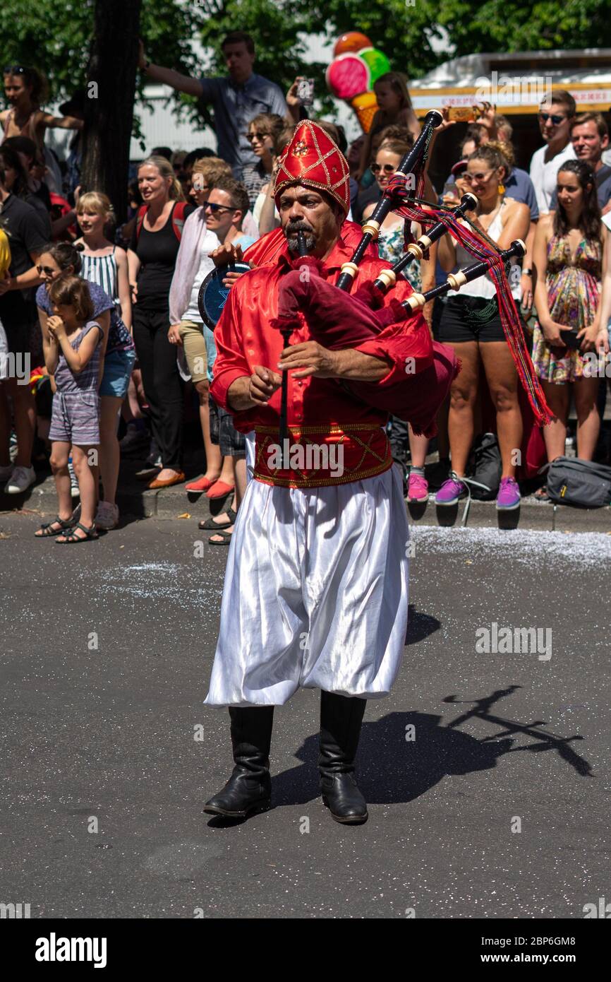 BERLINO - 09 GIUGNO 2019: Il Carnevale annuale delle culture (Karneval der Kulturen) celebrato intorno al fine settimana di Pentecoste. Partecipanti carnevale per strada. Foto Stock