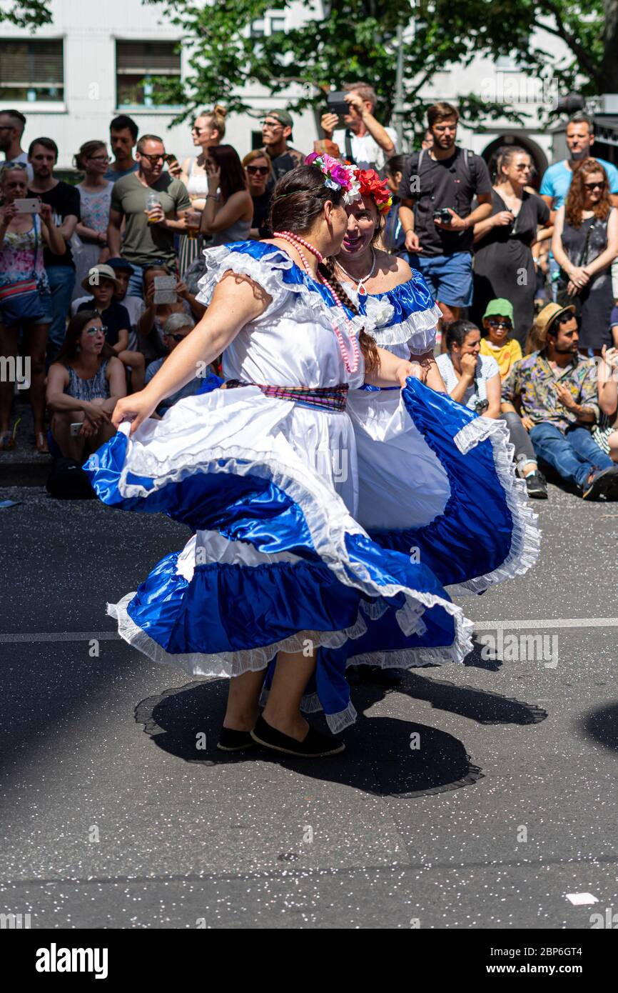 BERLINO - 09 GIUGNO 2019: Il Carnevale annuale delle culture (Karneval der Kulturen) celebrato intorno al fine settimana di Pentecoste. Partecipanti carnevale per strada. Foto Stock