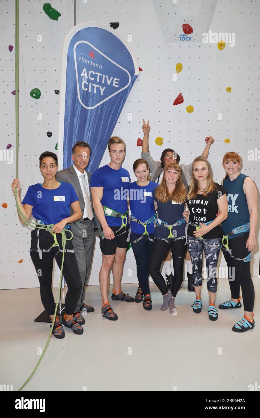 Consigliere di Stato Christoph Holtstein,Sabrina Ziegler,Ilka Gronewold,Hagen Richter,Joanna Semmelrogge,Regina Halmich,Alexa Benkert,Chistirrins,Celebrity Arrampicata sulla parete di arrampicata professionale alta 16 m in Europa Passage,Amburgo,13.06.2019 Foto Stock