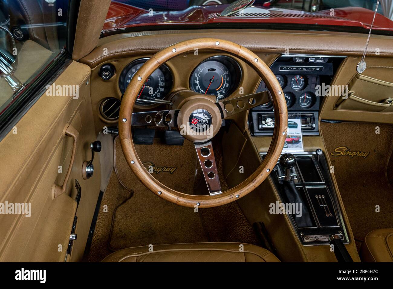 PAAREN IM GLIEN, Germania - Giugno 08, 2019: interno della vettura sportiva Chevrolet Corvette Stingray (C3). Die Oldtimer Show 2019. Foto Stock