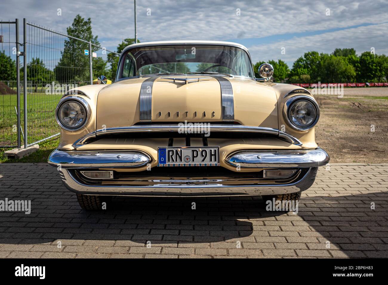 PAAREN IM GLIEN, Germania - Giugno 08, 2019: full-size automobile Pontiac Star Chief Catalina Coupe, 1958. Die Oldtimer Show 2019. Foto Stock