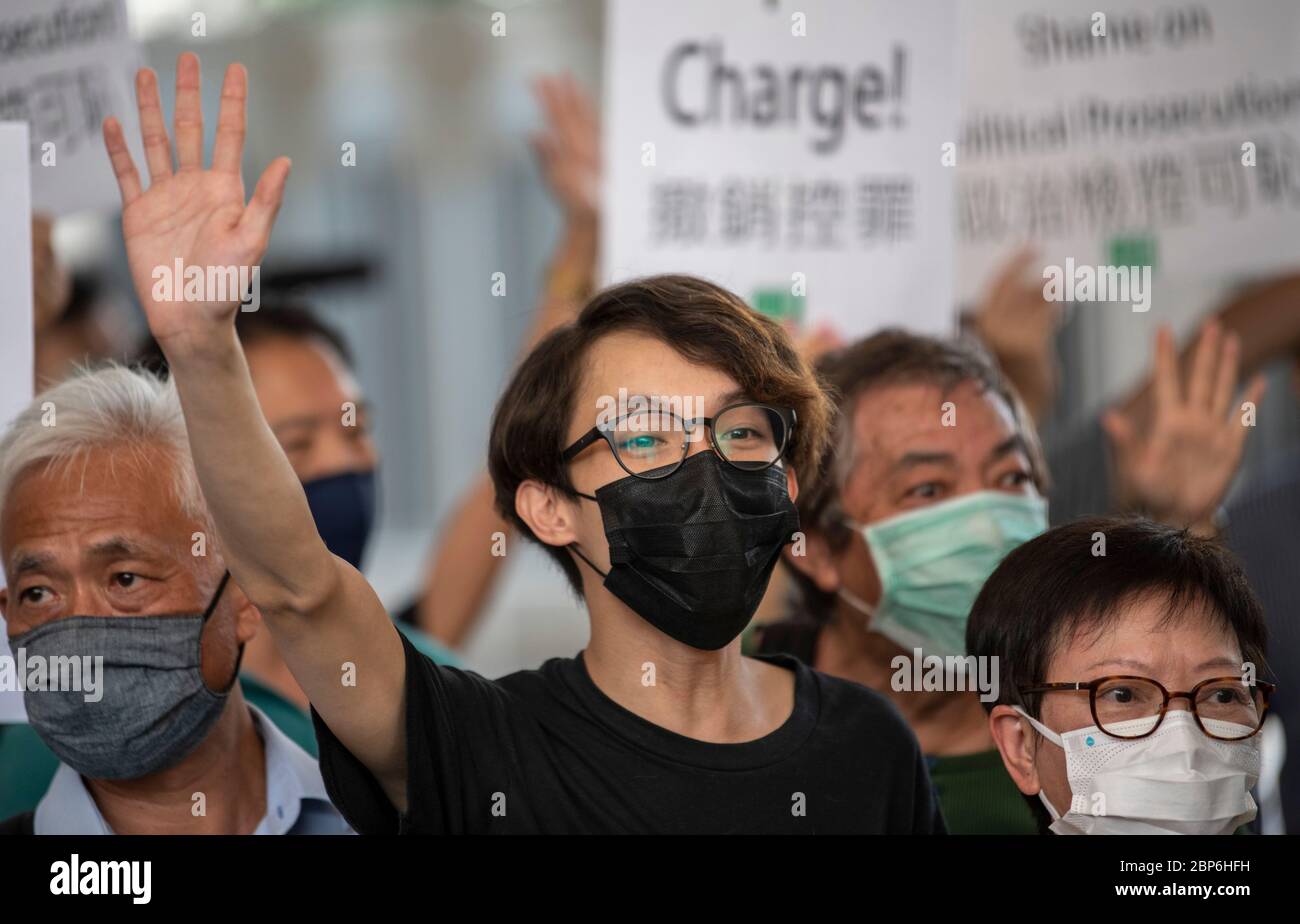 HONG KONG, HONG KONG SAR, CINA: 18 MAGGIO 2020. La democrazia 15 appare in West Kowloon Magistrates Court dopo i loro recenti arresti. Il gruppo comprende alcuni dei più importanti attori della lotta per la democrazia a Hong Kong. FIGO CHAN firma i 5 non richiede uno slogan in meno con la sua mano. Il gruppo comprende Cyd ho Sau-lan, Martin Lee, Yeung Sum, Sin Chung-kai, Albert ho Chun-yan, Au NOK-Hin, Richard Tsoi, Jimmy Lai, Lee Cheuk-Yan, Leung Yiu-Chung, Leung Kwok-Hung, Figo Chan, Avery ng, Raphael Wong.Alayne Live News Foto Stock