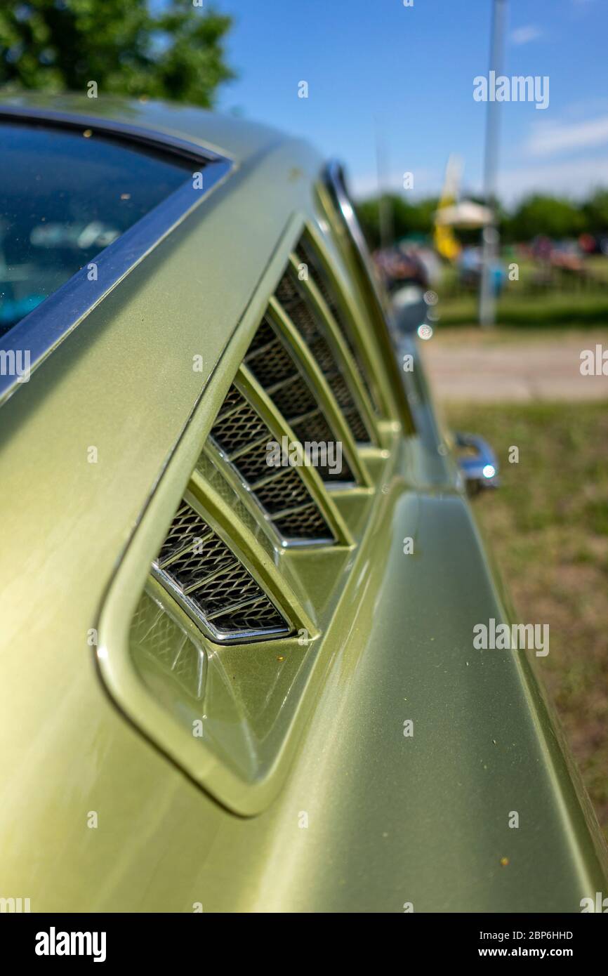 PAAREN IM GLIEN, Germania - Giugno 08, 2019: La griglia di ventilazione del pony auto Ford Mustang (prima generazione), close-up. Die Oldtimer Show 2019. Foto Stock