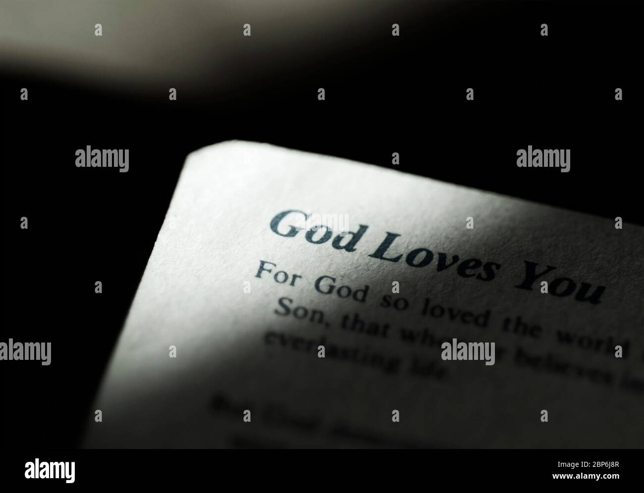 "Dio ti ama" scritto su un libro religioso Foto Stock