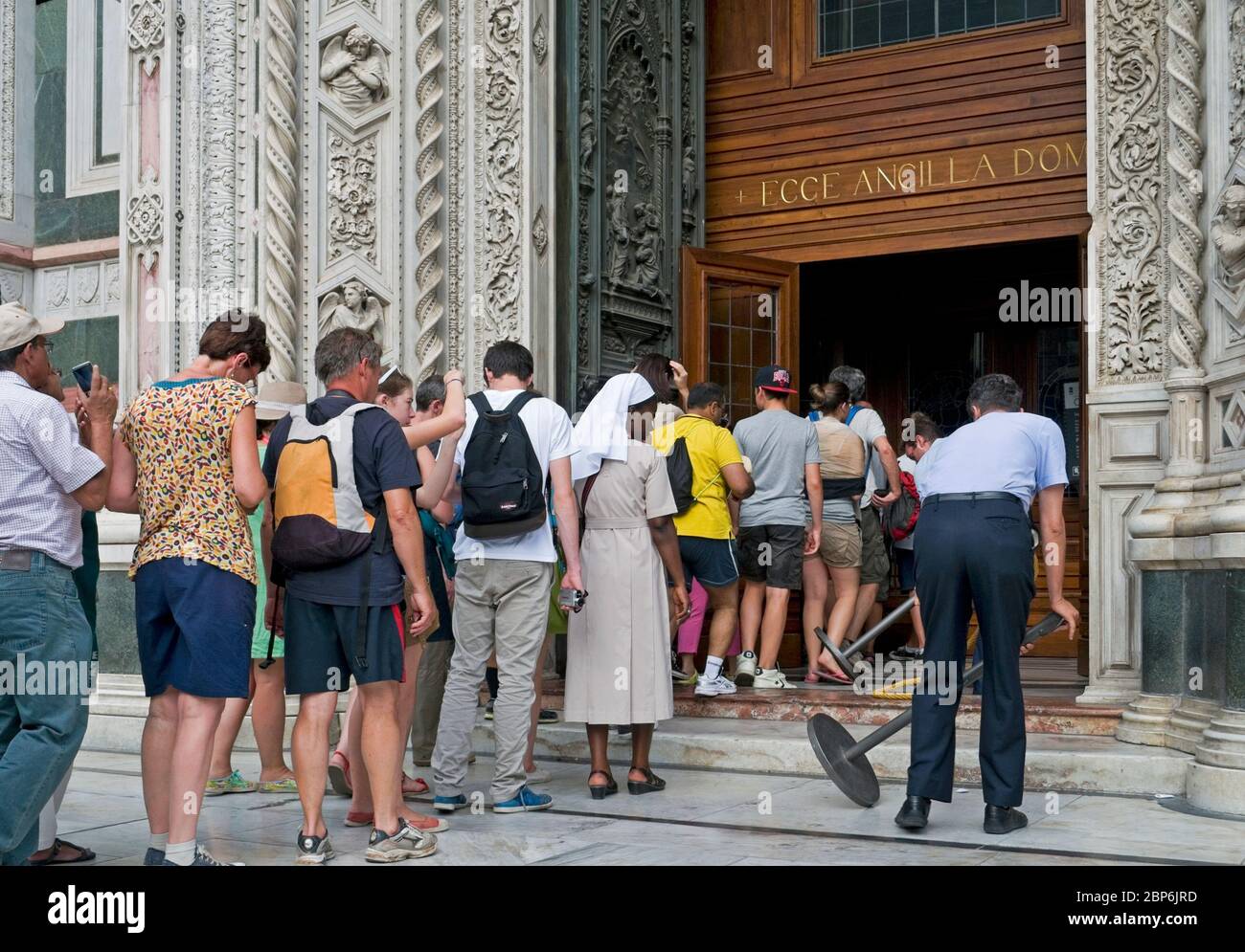 Turisti in coda per il Duomo o la Cattedrale di Santa Maria del Fiore, Firenze, Italia Foto Stock