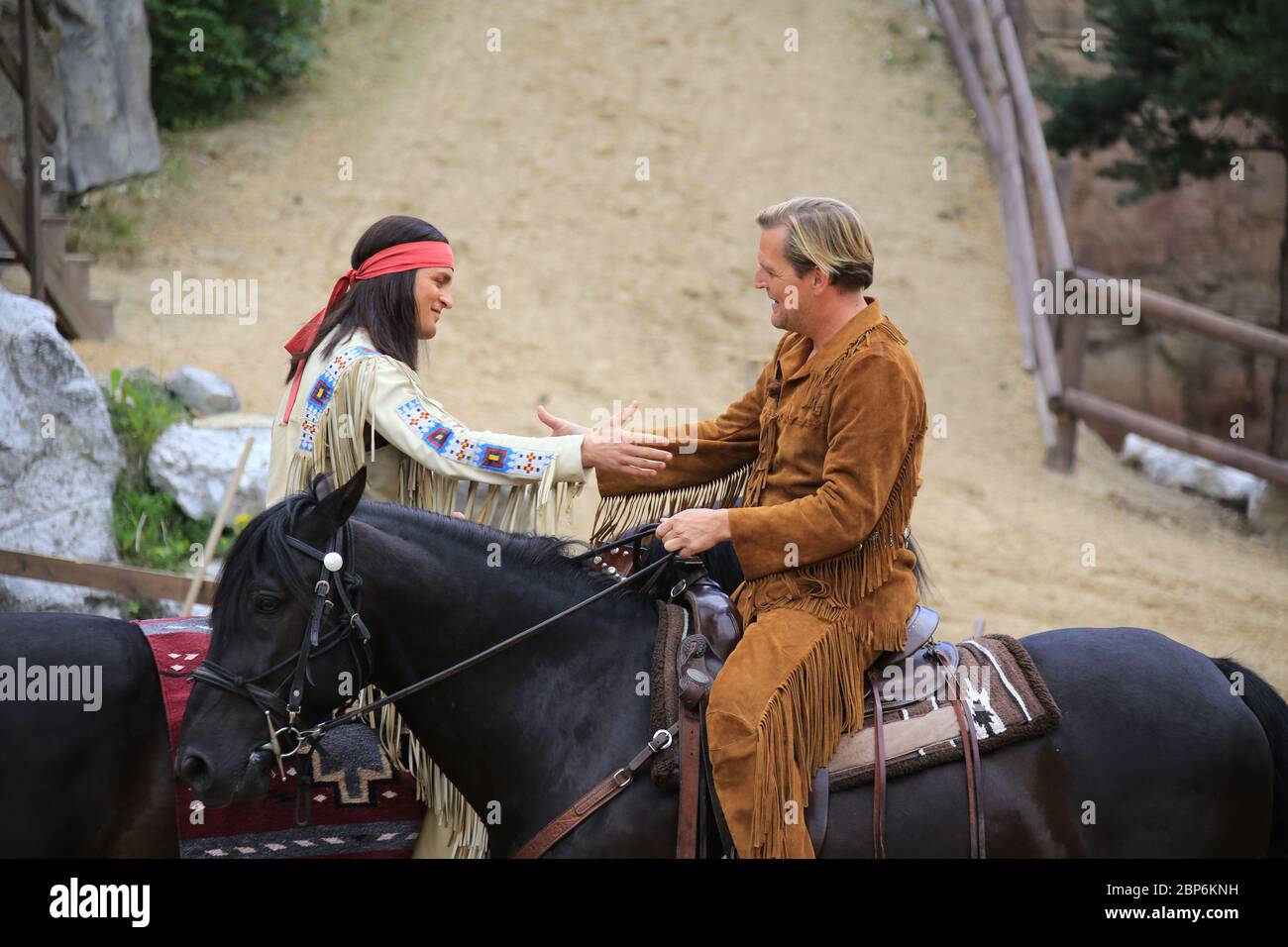 Alexander Klaws (Winnetou),Sascha Gluth (Old Shatterhand),introduzione stampa della nuova stagione del Kayl May Festival sotto avvoltoi - il Figlio del Baehrenjaeger,Bad Segeberg,21.06.2019 Foto Stock