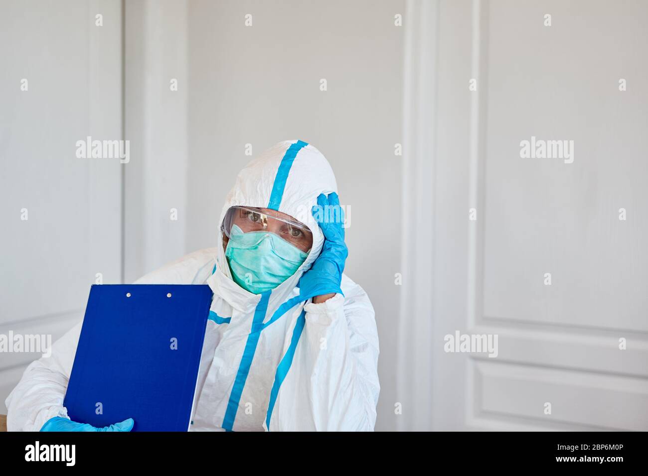 Scout di contenimento o medico con scout o esaurimento a causa di coronavirus e Covid-19 pandemia Foto Stock