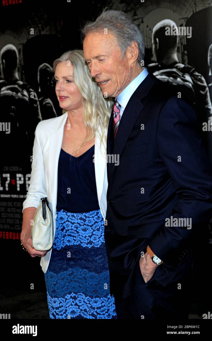 Burbank, Stati Uniti. 05 febbraio 2018. Clint Eastwood con la fidanzata Christina Sandera alla prima del film 'le 15:17 a Parigi' al Teatro Steven J. Ross su Warner Bros Studios Gelande. Burbank, 5 febbraio 2018 | utilizzo in tutto il mondo Credit: dpa/Alamy Live News Foto Stock