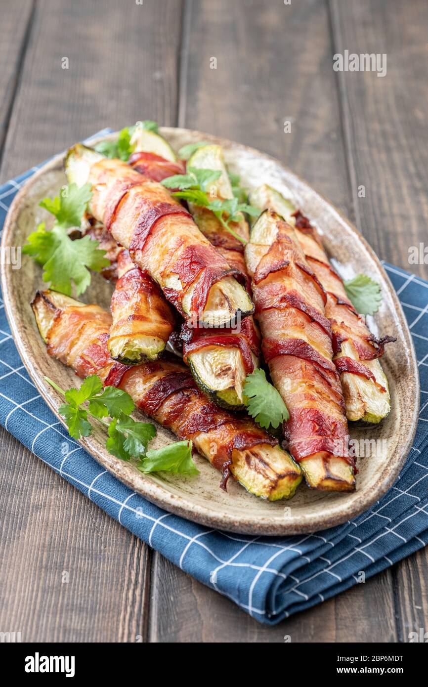 Patate fritte grigliate di zucchine avvolte in una pancetta Foto Stock