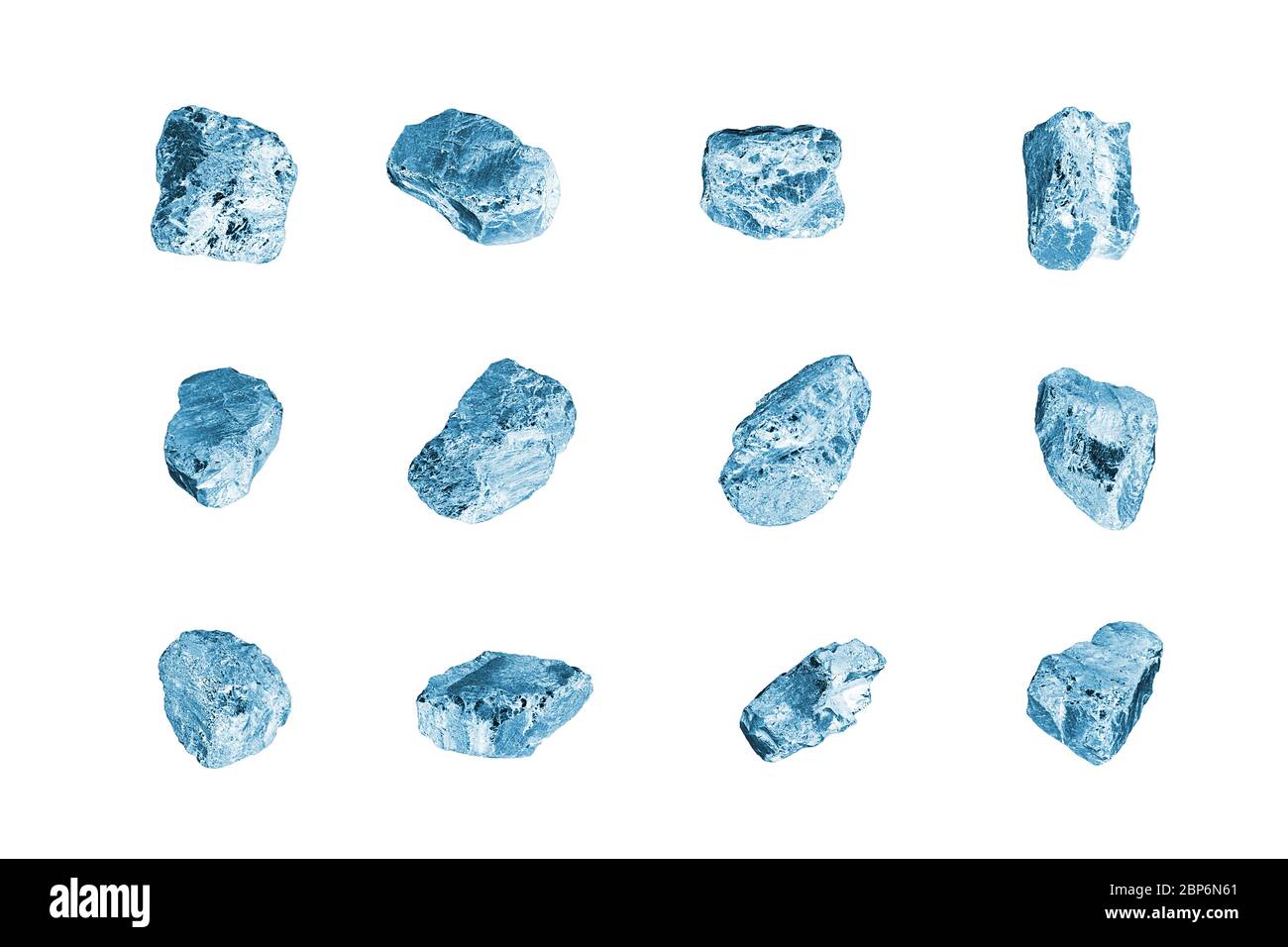 Pietre blu gemma sfondo bianco closeup isolato, set di cubetti di ghiaccio tritato, raccolta di diamanti grezzi, grezzi brillanti texture, rocce, cristalli, minerale Foto Stock