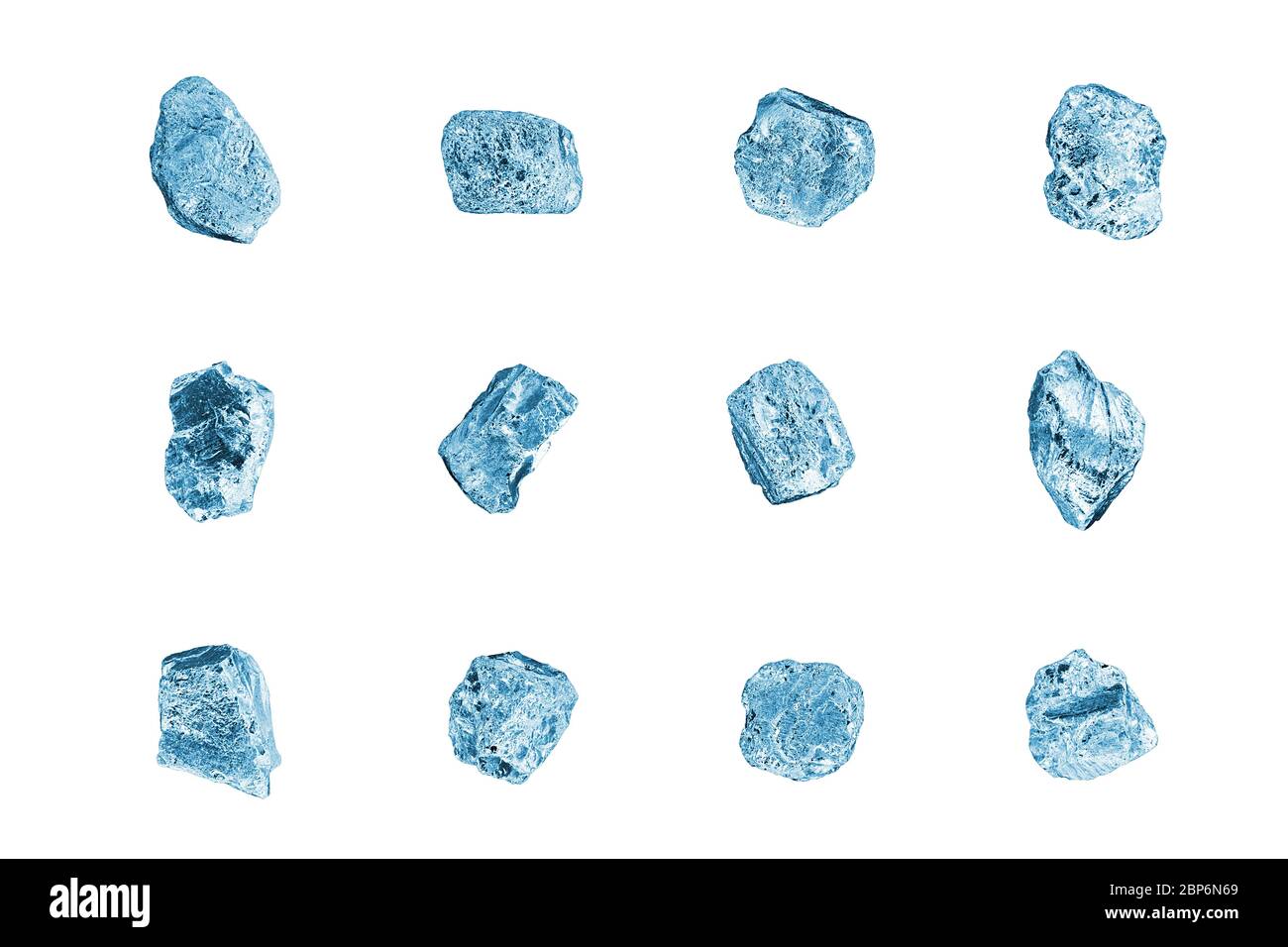 Pietre blu gemma sfondo bianco closeup isolato, set di cubetti di ghiaccio tritato, raccolta di diamanti grezzi, grezzi brillanti texture, rocce, cristalli, minerale Foto Stock