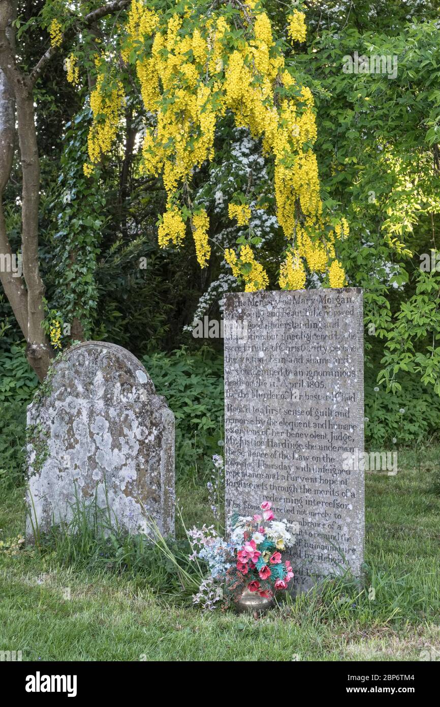 La tomba di Mary Morgan, giustiziata nel 1805 per l'omicidio del suo neonato, nel cortile della chiesa di Sant'Andrea, Presteigne, Powys, Regno Unito Foto Stock