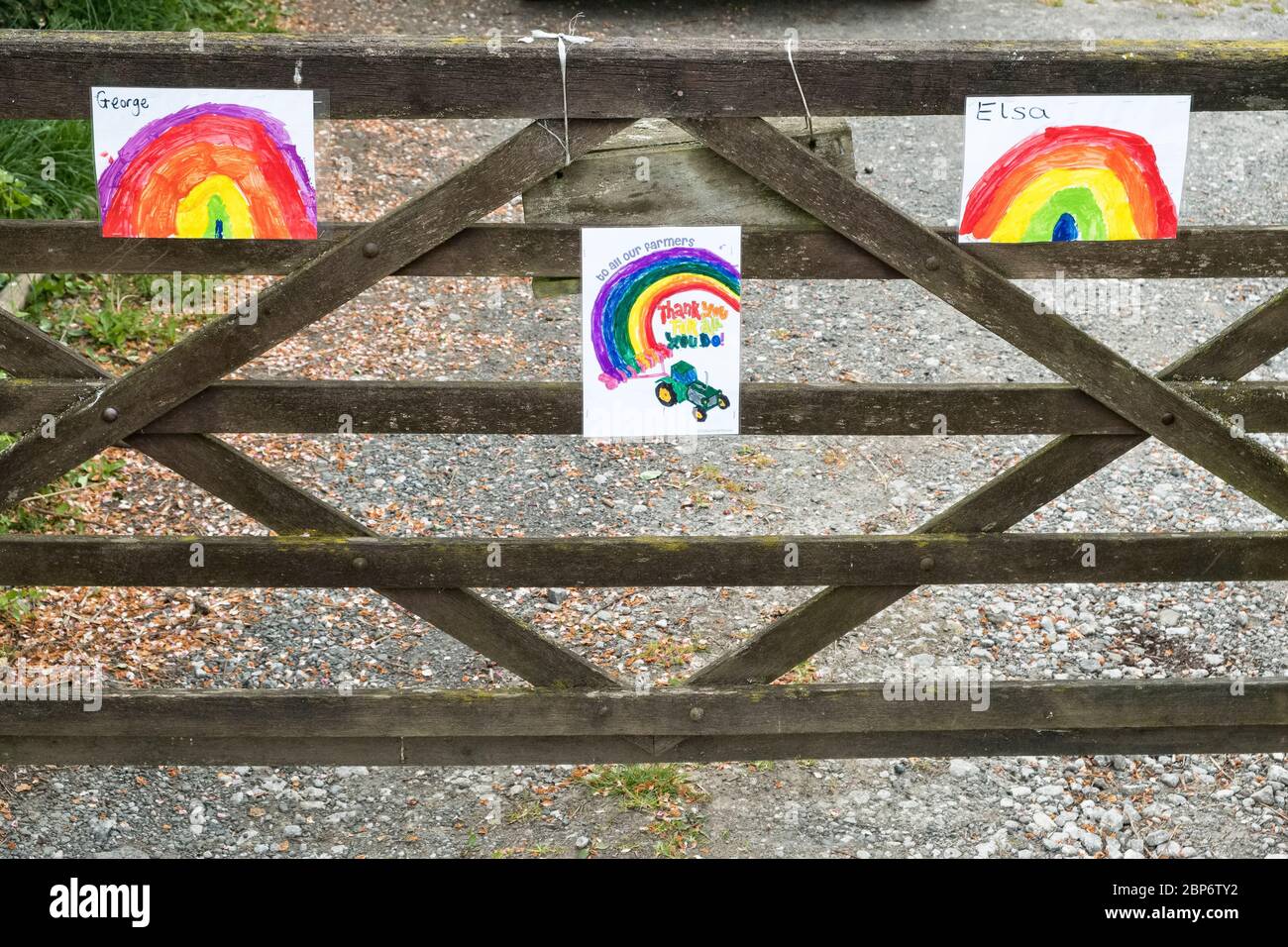 Un cancello di fattoria nel Regno Unito con i manifesti dell'arcobaleno disegnati dai bambini locali, a sostegno degli agricoltori come lavoratori chiave durante la pandemia del coronavirus Foto Stock