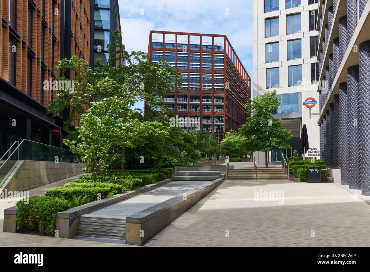 Edifici nella piazza Pancras di recente costruzione, nella zona di King's Cross a nord di Londra, Regno Unito Foto Stock