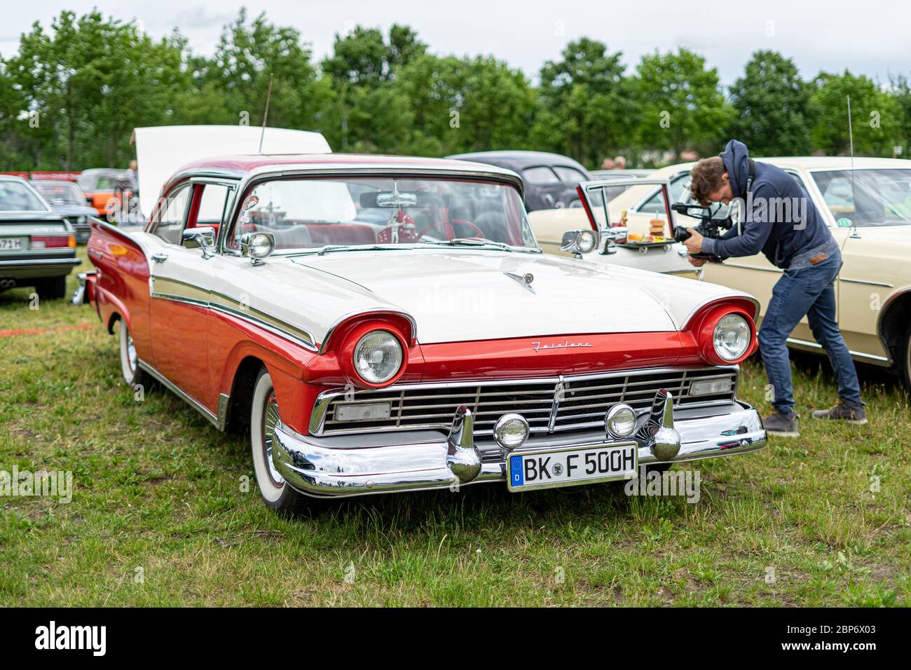 PAAREN IM GLIEN, GERMANIA - 08 GIUGNO 2019: Auto di dimensioni standard Ford Fairlane 500, 1957. Die Oldtimer Show 2019. Foto Stock