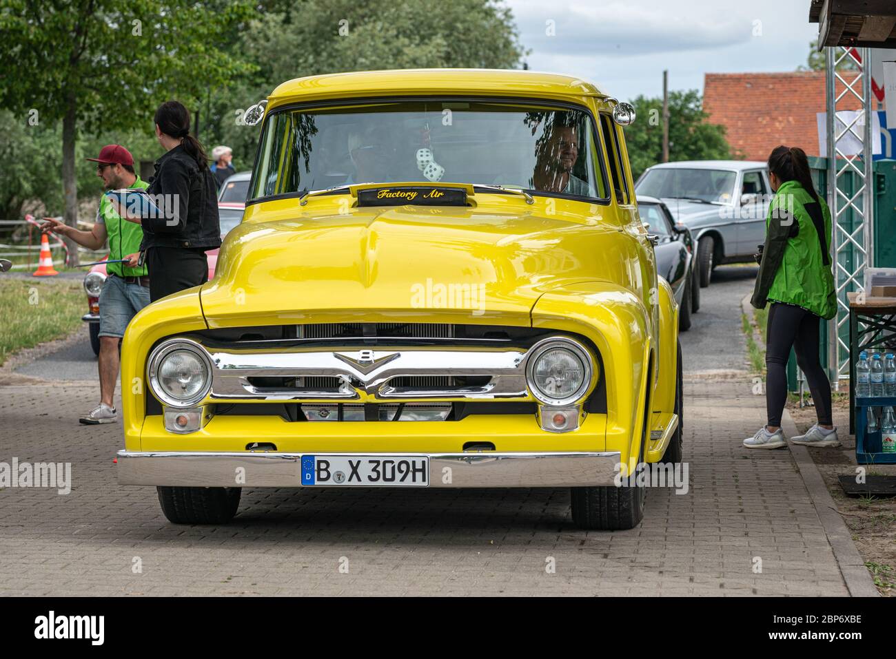PAAREN IM GLIEN, GERMANIA - 08 GIUGNO 2019: Pick-up Ford F-100 (seconda generazione). Die Oldtimer Show 2019. Foto Stock