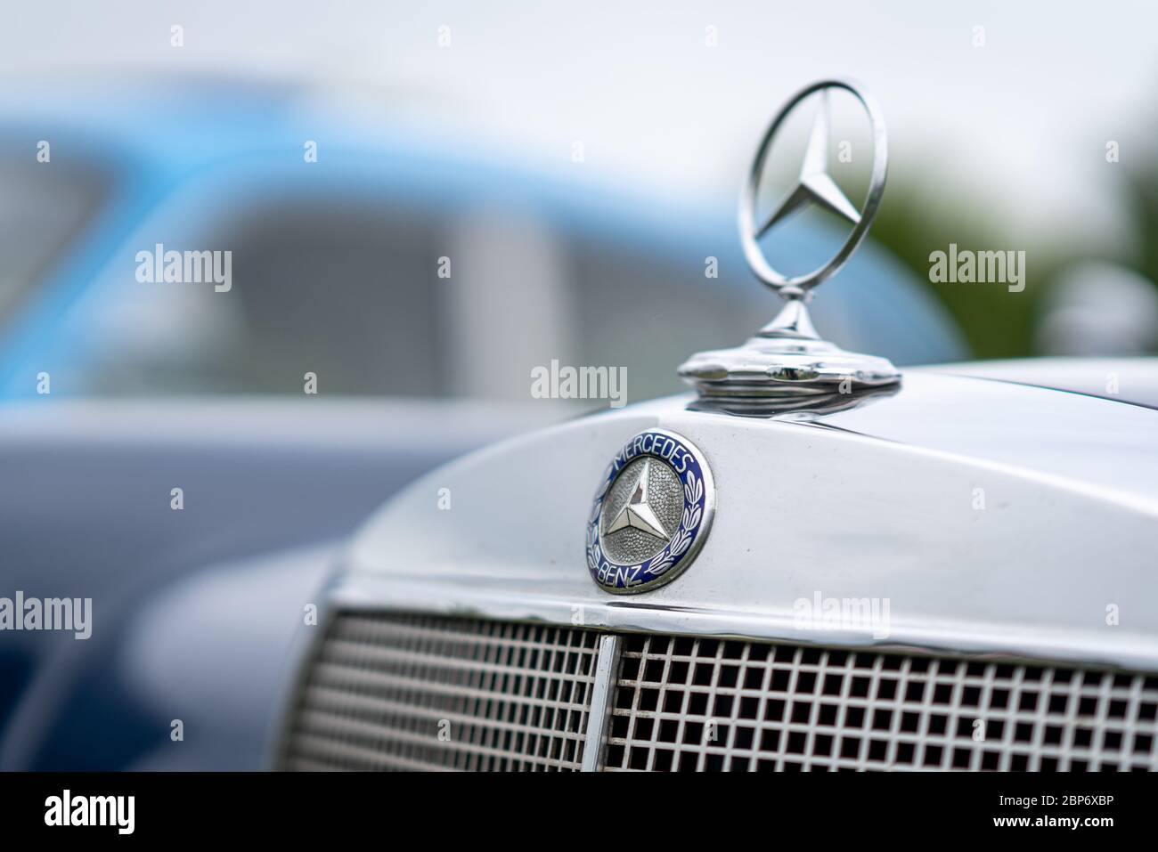 PAAREN IM GLIEN, GERMANIA - 08 GIUGNO 2019: La famosa stella a tre fasci di Mercedes-Benz. Ornamento cofano, primo piano. Die Oldtimer Show 2019. Foto Stock