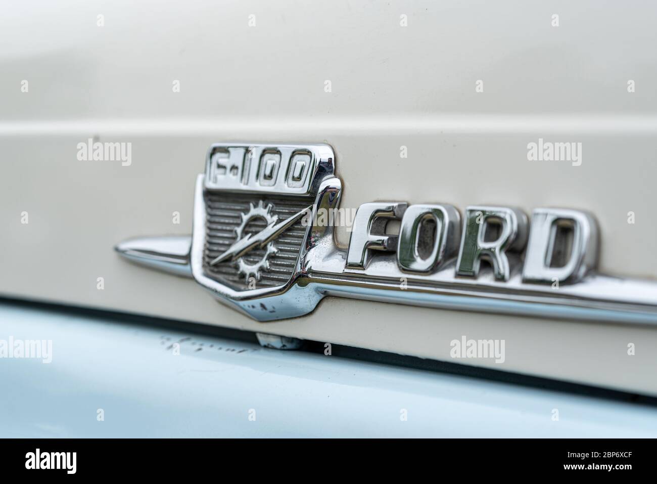 PAAREN IM GLIEN, GERMANIA - 08 GIUGNO 2019: L'emblema del pick-up full-size Ford F-100. Primo piano. Die Oldtimer Show 2019. Foto Stock