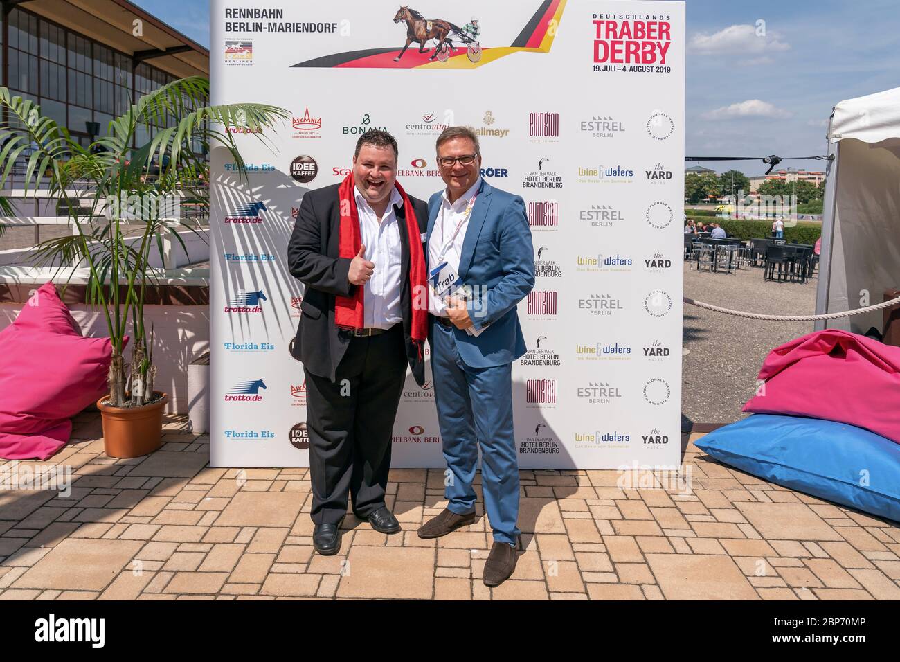 Alexander Herzog - tenore solista, parte integrante dei '12 tenori' con Andreas Haase (direttore generale della pista di trotting Mariendorf) a Berlino-Mariendorf presso il Traber Derby tedesco. Foto Stock