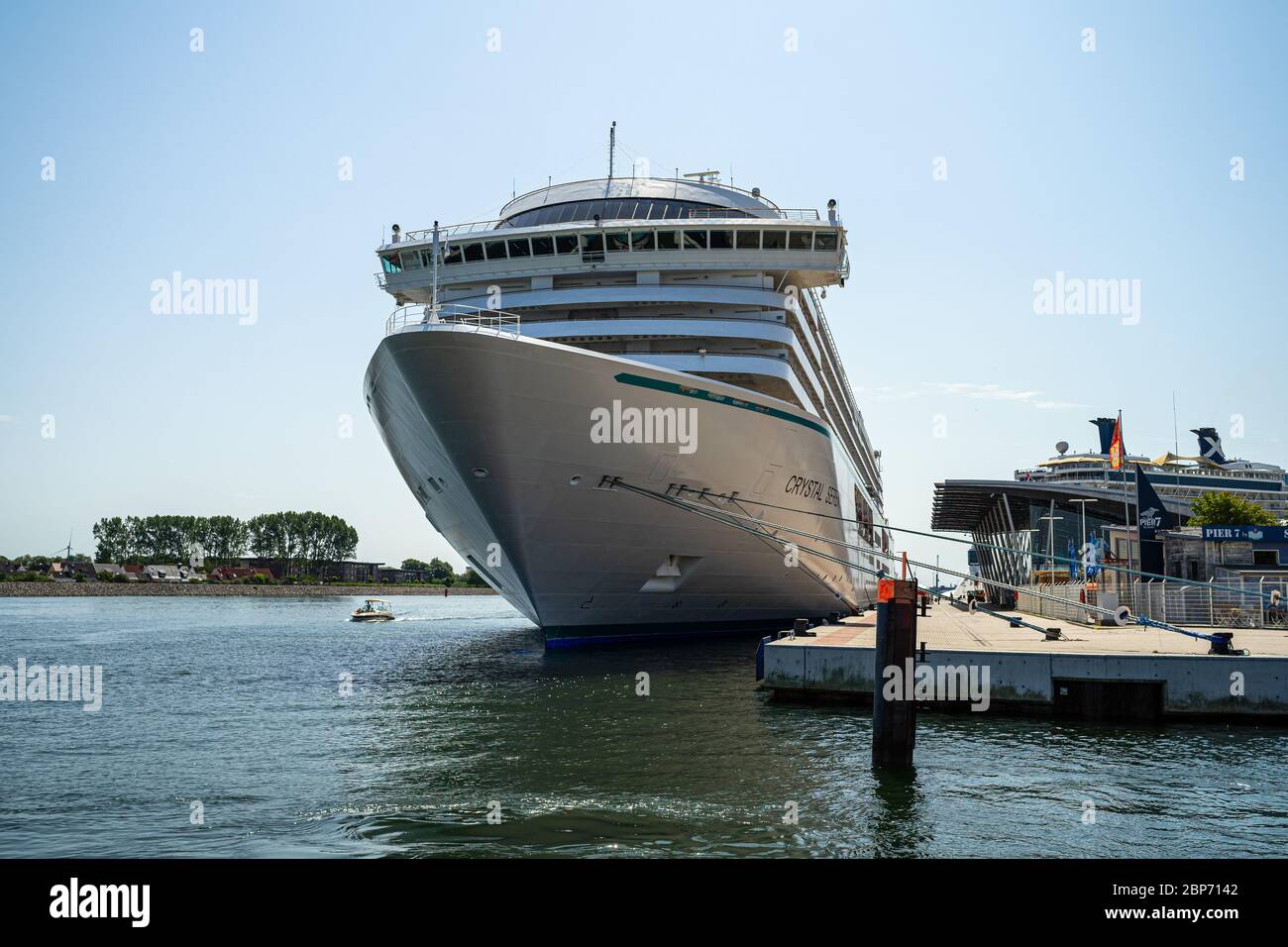 (WARNEMUENDE ROSTOCK), Germania - Luglio 25, 2019: la nave di crociera Crystal serenità al posto di ormeggio Warnemuende nella zona di acqua di Rostock Seaport. Foto Stock