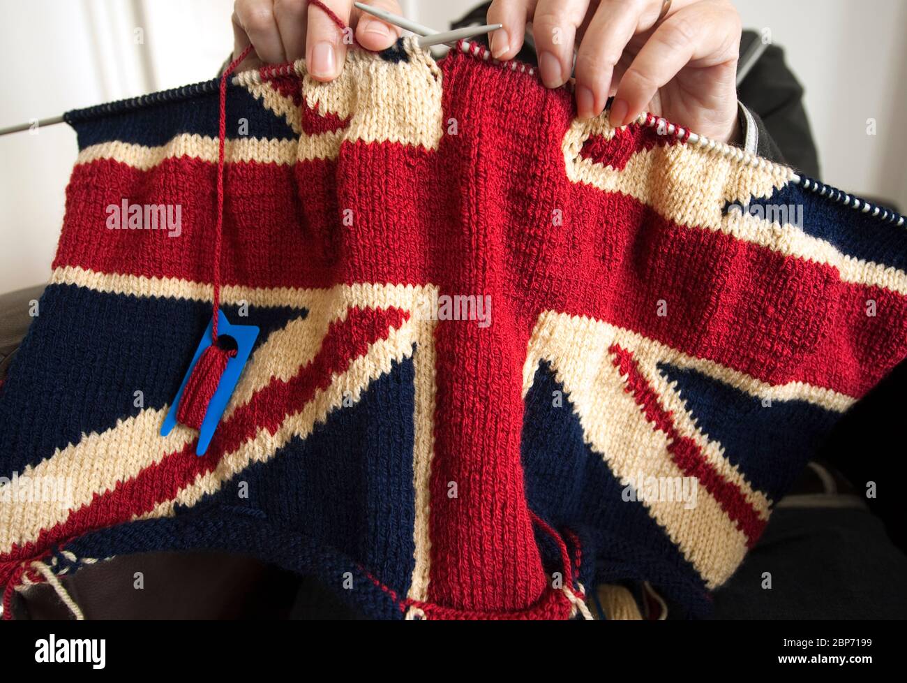 Donna mano che tessono una bandiera dell'Unione britannica Foto Stock