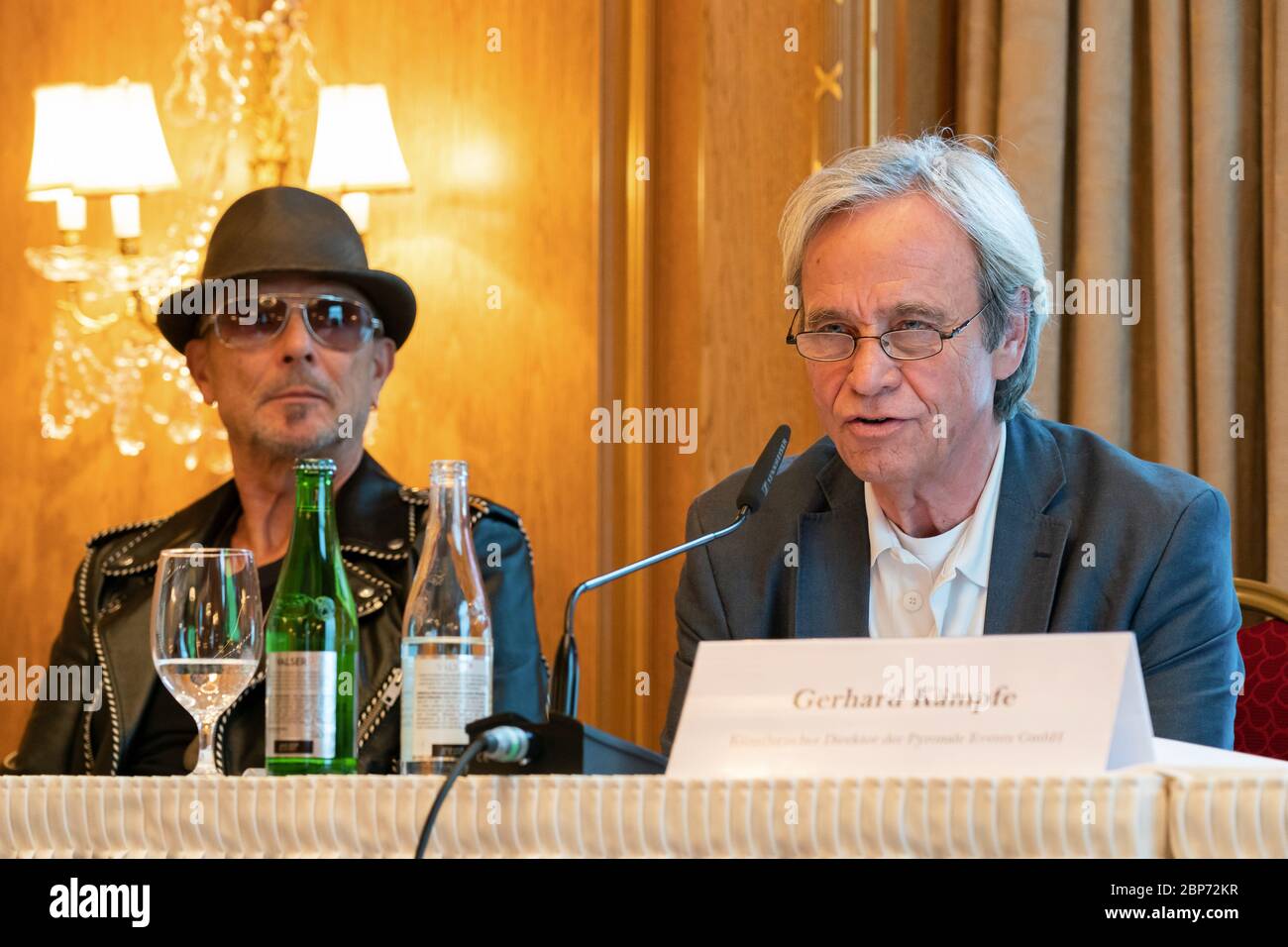 Rudolf Schenker e Mario Hempel alla conferenza stampa del Pyronale 2019, il motto del 14° Campionato del mondo Fireworks è "il meglio dei sei" al Regent Hotel. Foto Stock