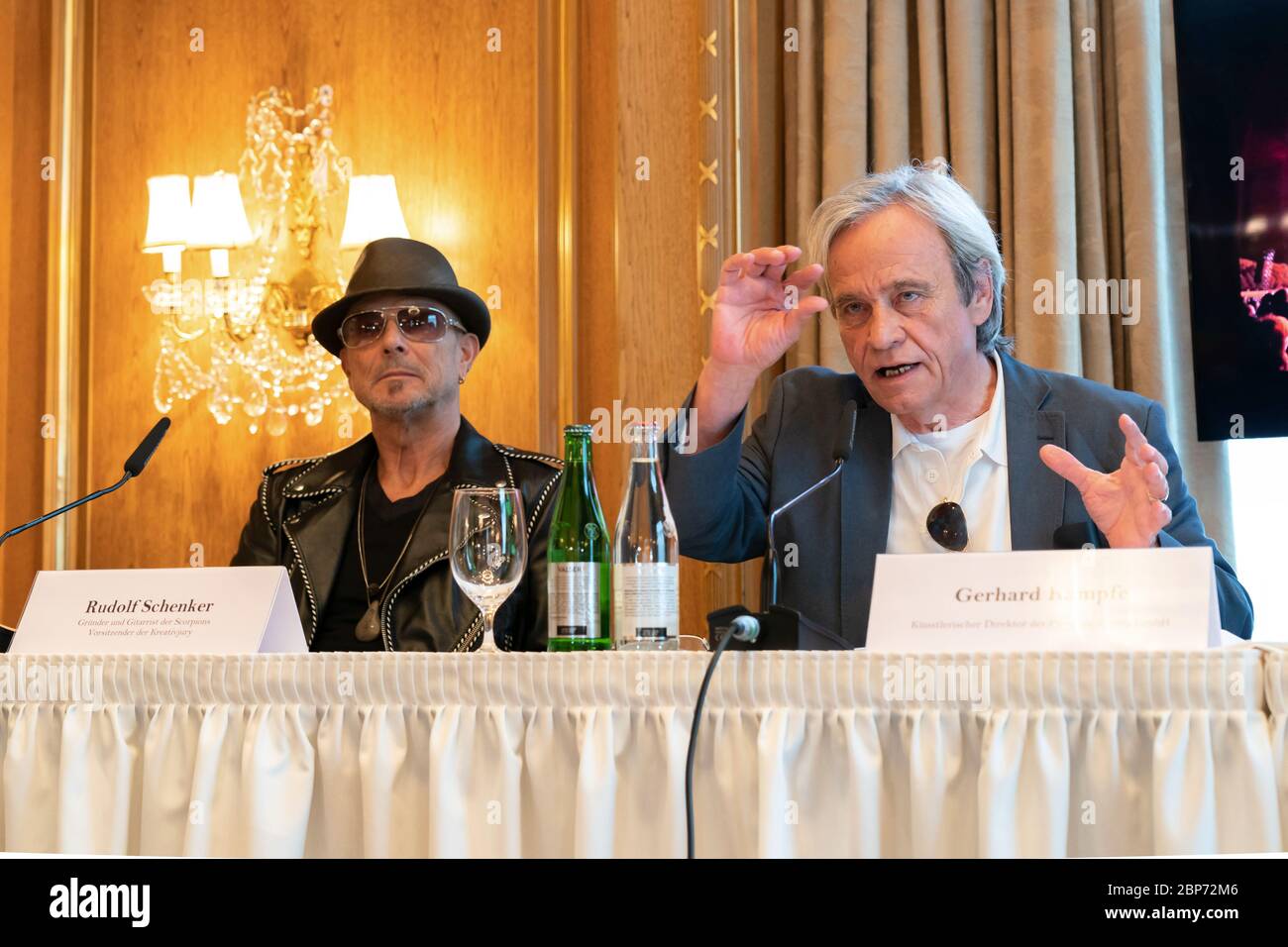 Rudolf Schenker e Mario Hempel alla conferenza stampa del Pyronale 2019, il motto del 14° Campionato del mondo Fireworks è "il meglio dei sei" al Regent Hotel. Foto Stock
