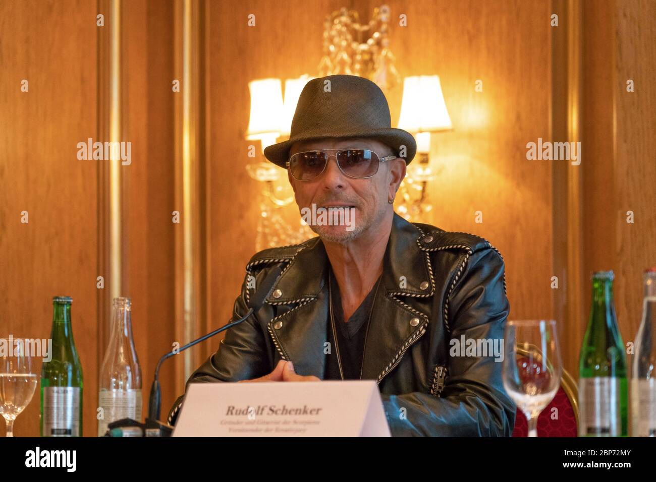 Rudolf Schenker (fondatore e chitarrista degli Scorpions) alla conferenza stampa del Pyronale 2019, il motto del 14° Campionato del mondo Fireworks è "il meglio dei sei" al Regent Hotel. Foto Stock
