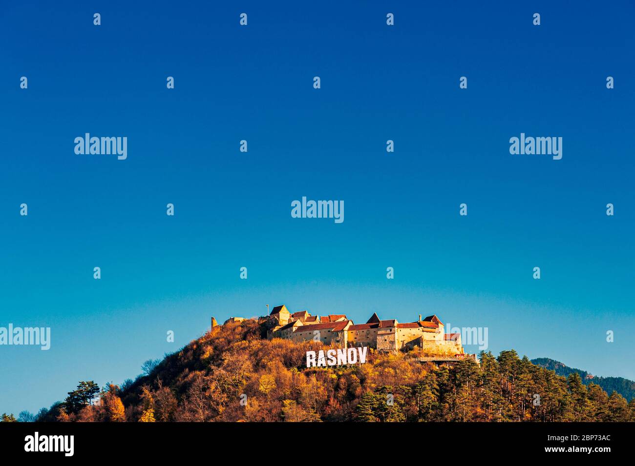 Segno della Fortezza di Rasnov, Cittadella di Râșnov, Contea di Brasov, Montagne Carpazi, Transilvania, Romania. Monumento storico sassone / punto di riferimento. Foto Stock