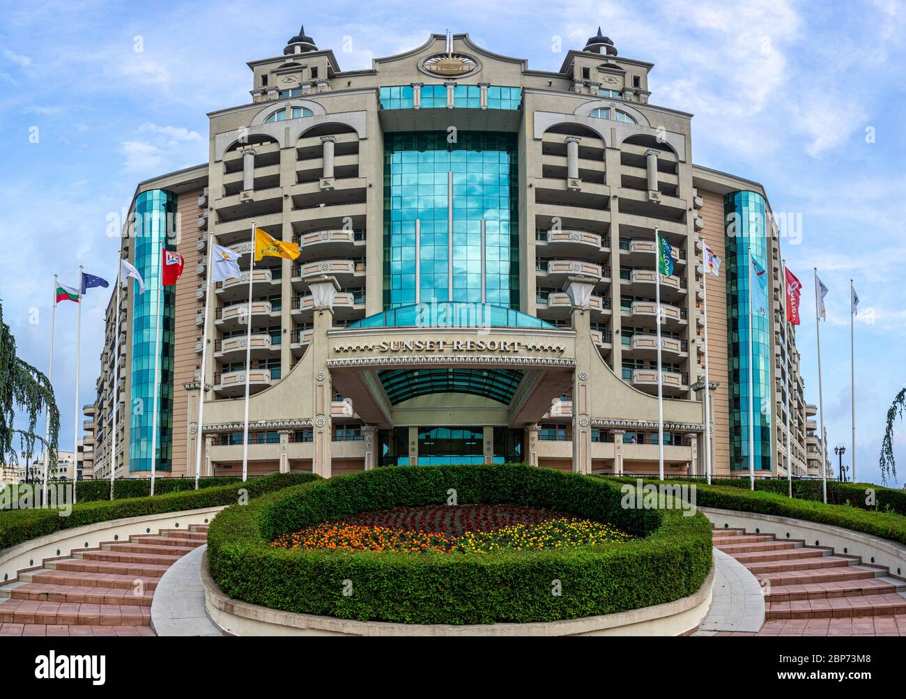 POMORIE, Bulgaria - 25 giugno 2019: multipiano facciata del moderno hotel a cinque stelle stazione balneare. Foto Stock