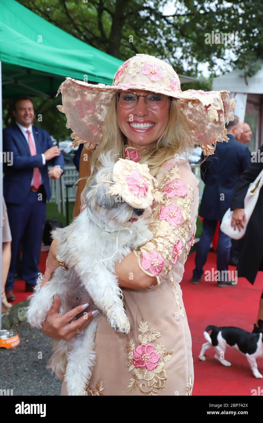 Carola Rau mit Hund Daisy, Ascot Renntag auf der Neuen Bult, Hannover, 18.08.2019 Foto Stock