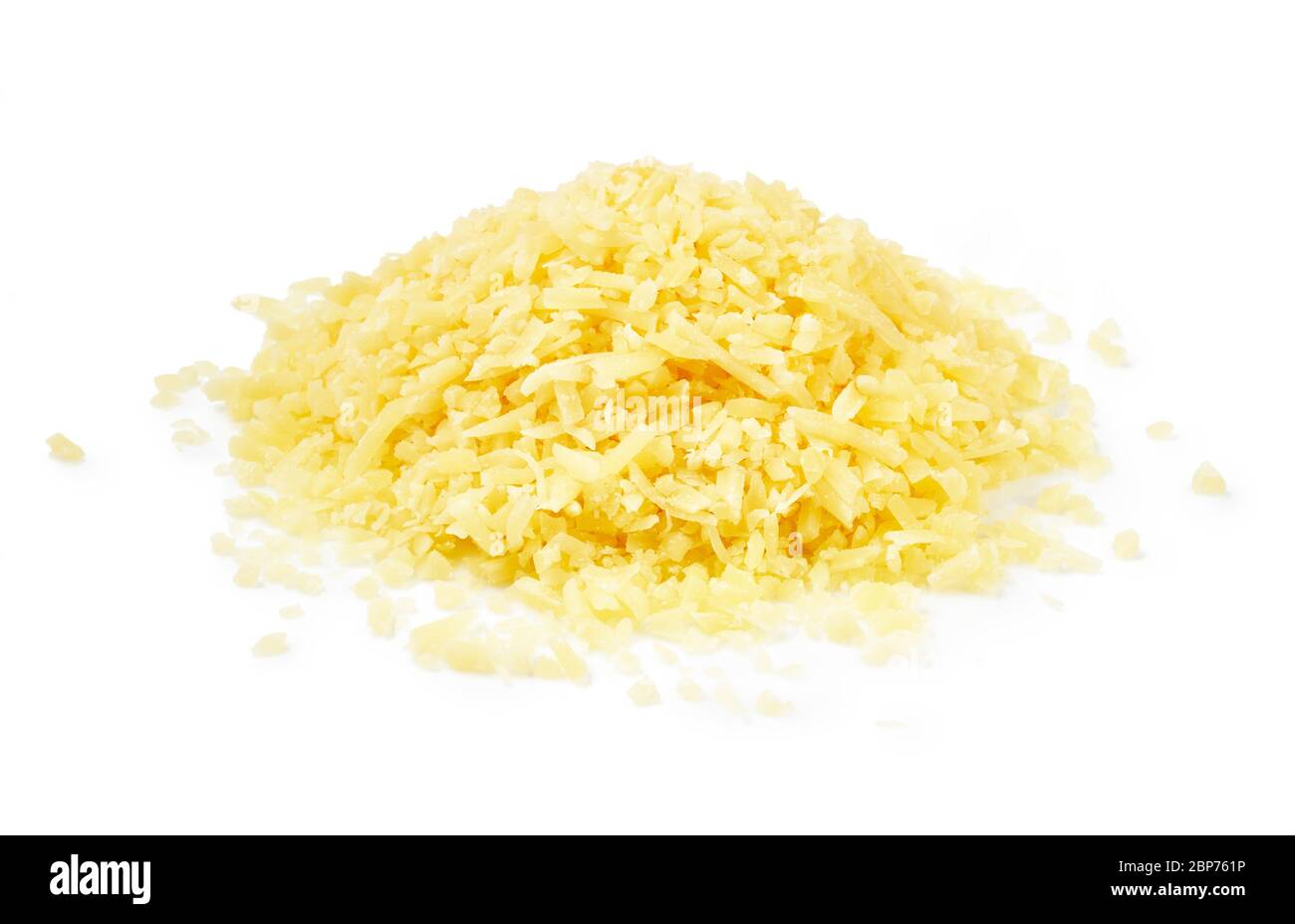Mucchio di parmigiano grattugiato isolato su fondo bianco. Affettare il formaggio. Foto Stock