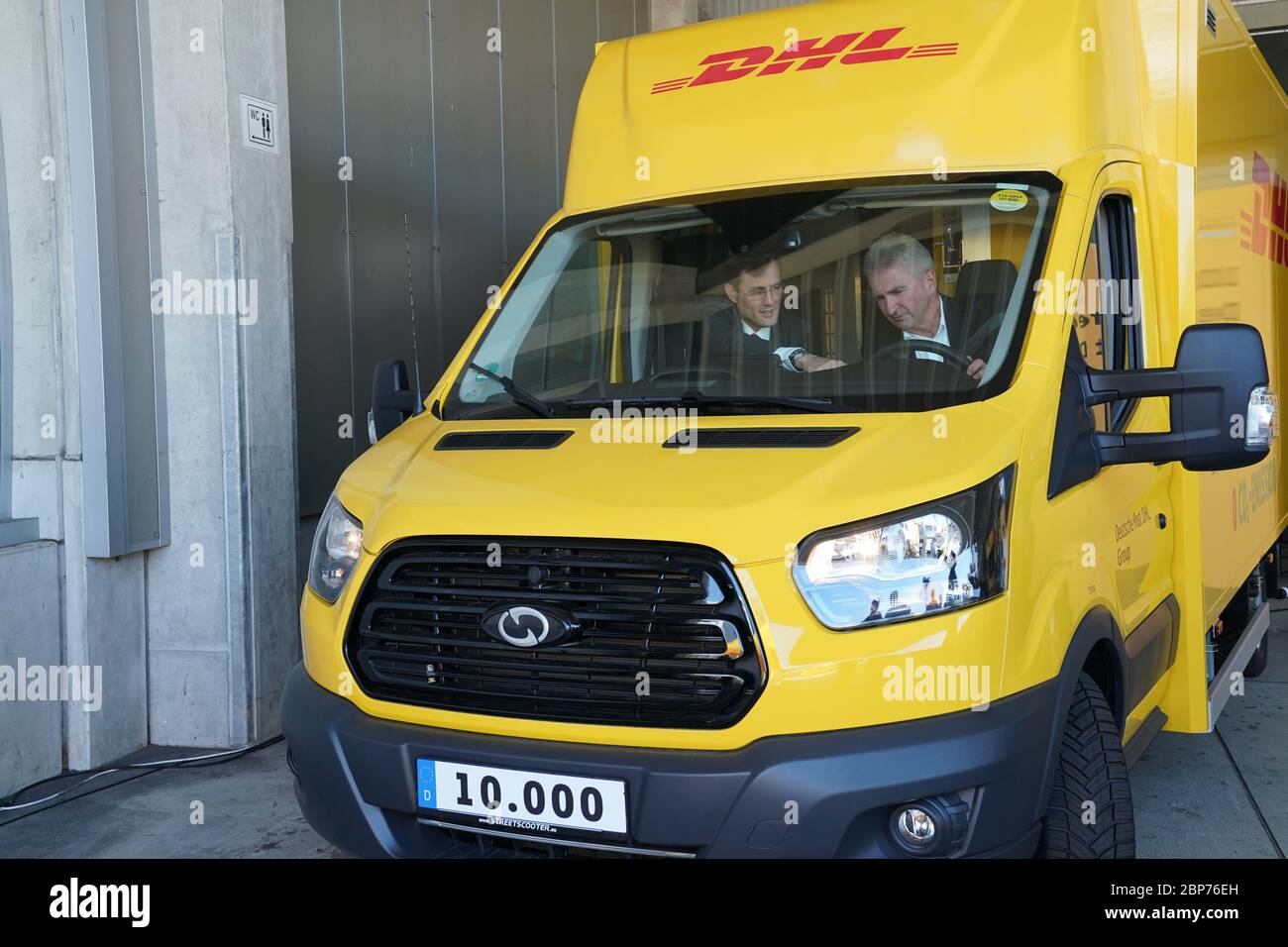 Fototermin '10.000ster StreetScooter bei Deutsche Post DHL Group' a Koeln Foto Stock