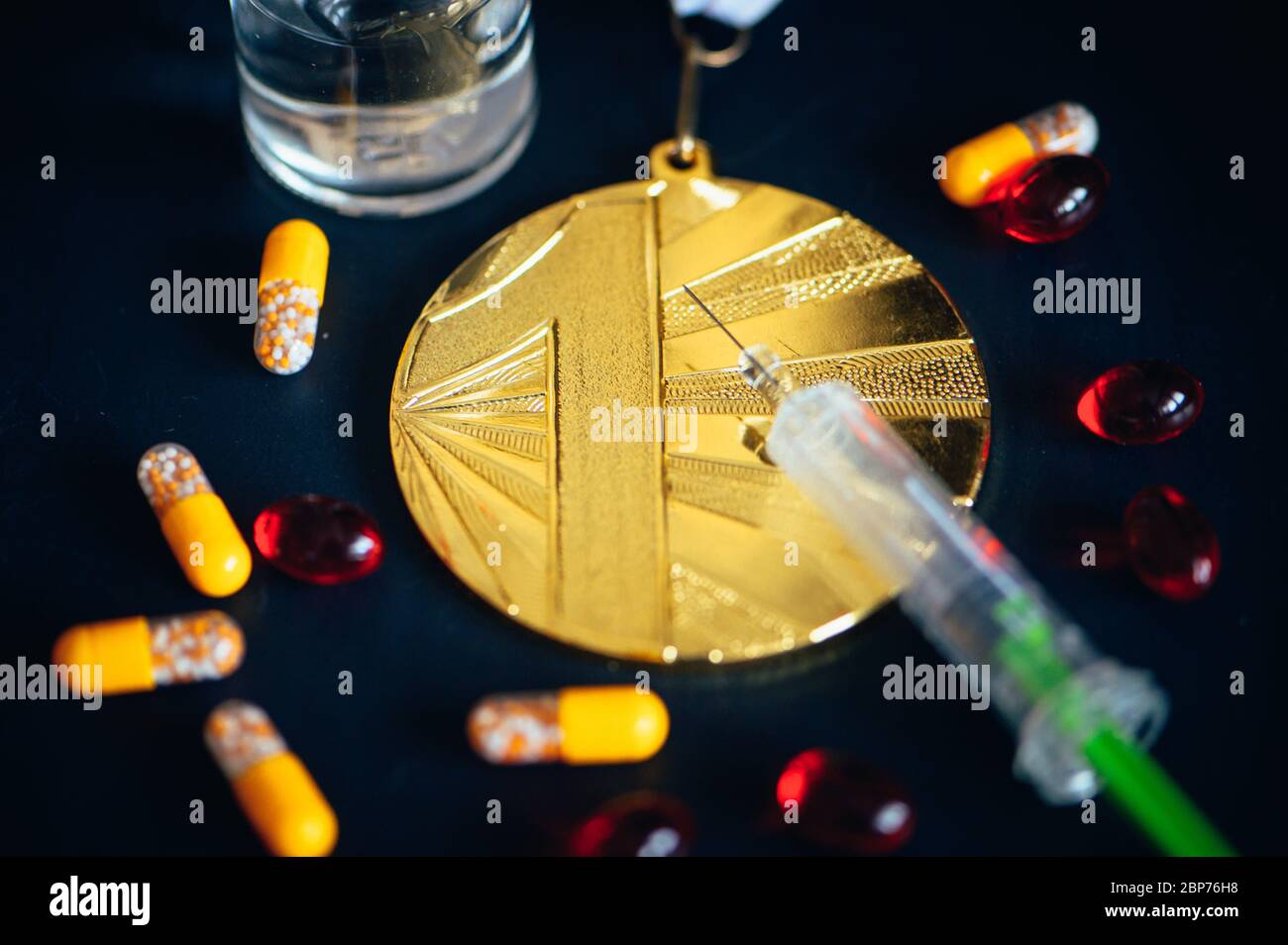 Medaglia d'oro, siringa e flacone per medicina iniettabile. Doping nello sport, spazio di montaggio nero Foto Stock