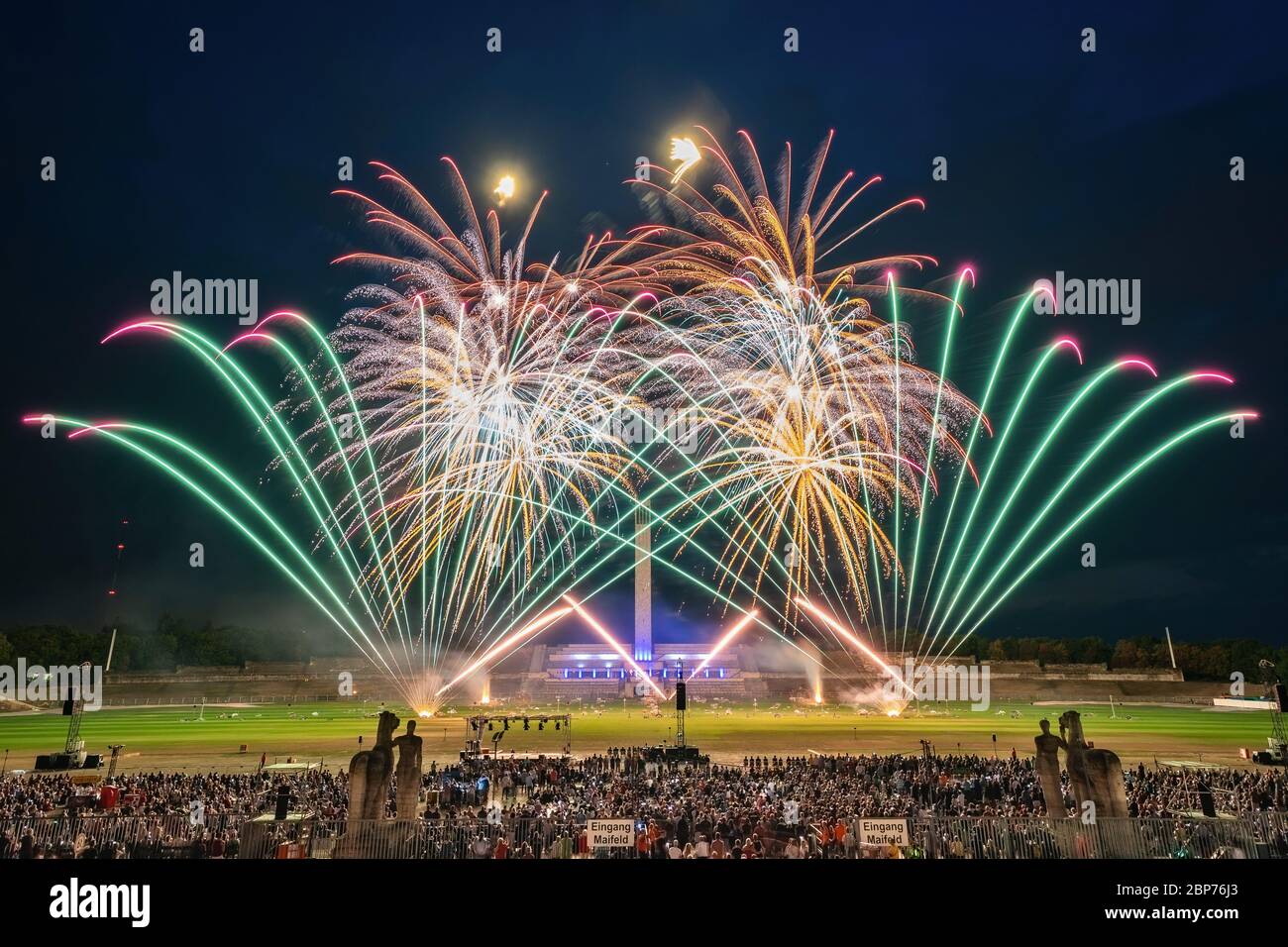 Hamex (Slowenien), fuochi d'artificio al livello più alto, mostra della Koenigsklasse al Pyronale 2019 sulla Maifeld di fronte allo Stadio Olimpico di Berlino. Foto Stock