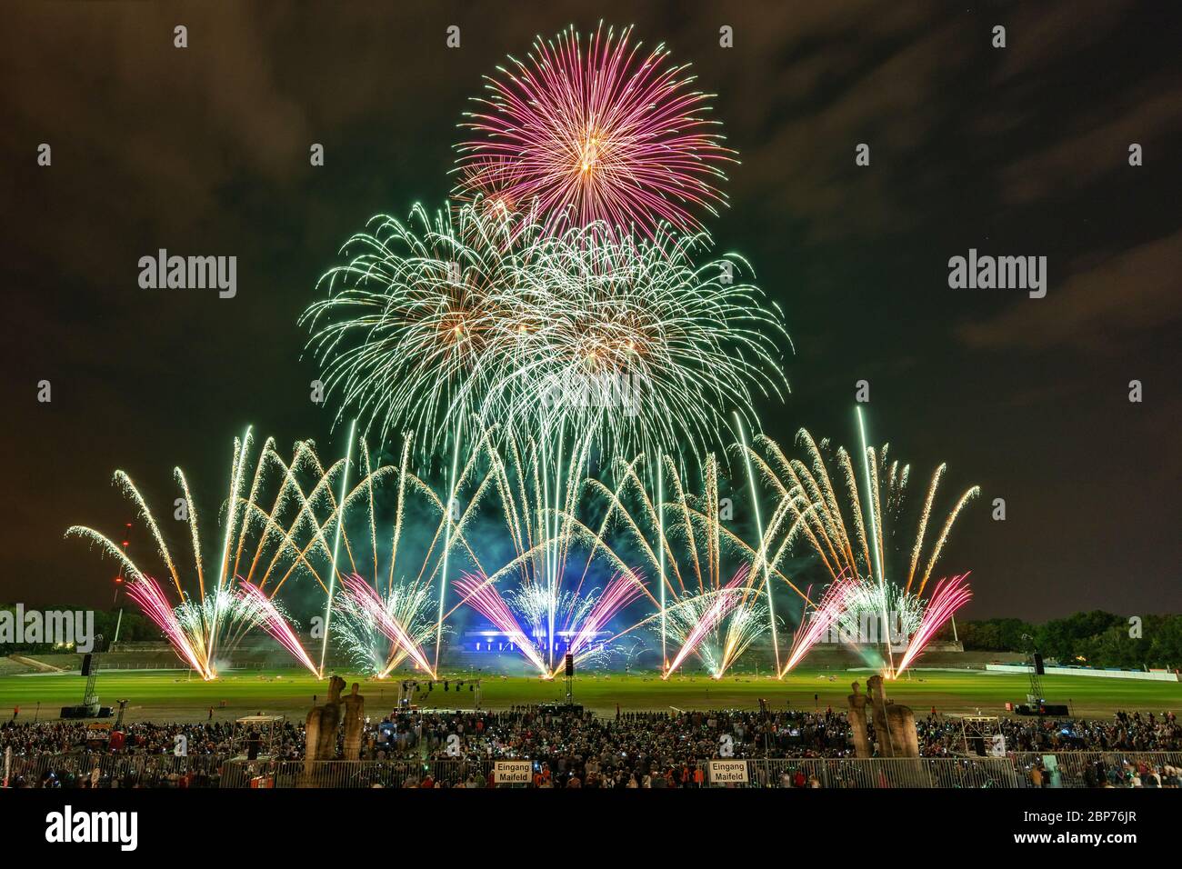 Surex (Polen), fuochi d'artificio al livello più alto, mostra della Koenigsklasse al Pyronale 2019 sulla Maifeld di fronte allo Stadio Olimpico di Berlino. Foto Stock
